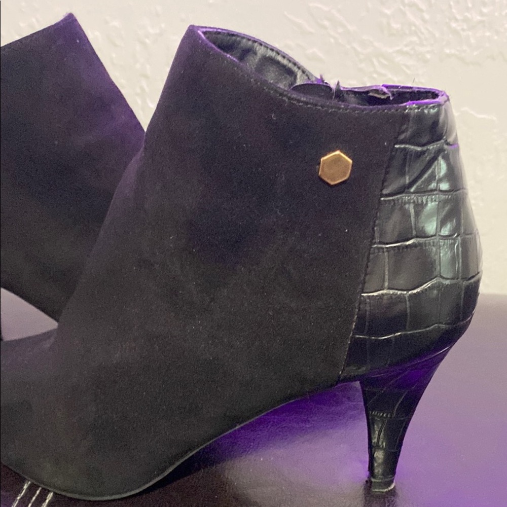 Jaclyn Smith Black Ankle Boots with Elegant Design - Picture 4 of 16